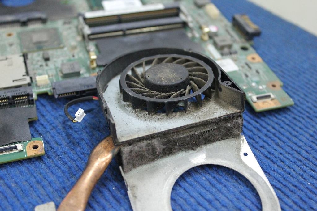 Vệ sinh laptop toshiba - dịch vụ vệ sinh laptop toshiba tận nơi uy tính 2