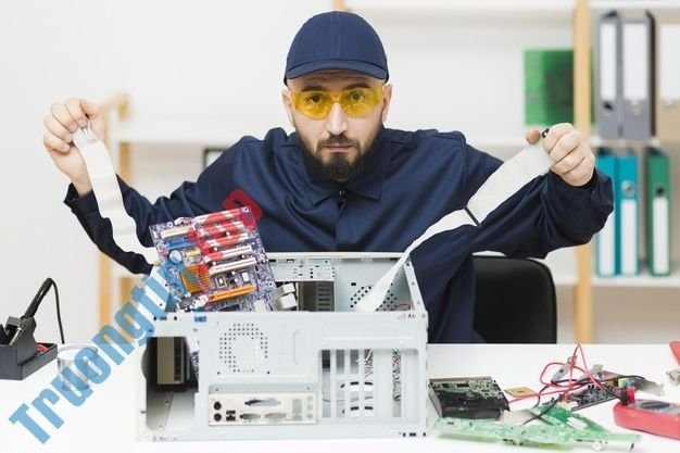 Vista frontal hombre reparando una computadora | Foto Gratis