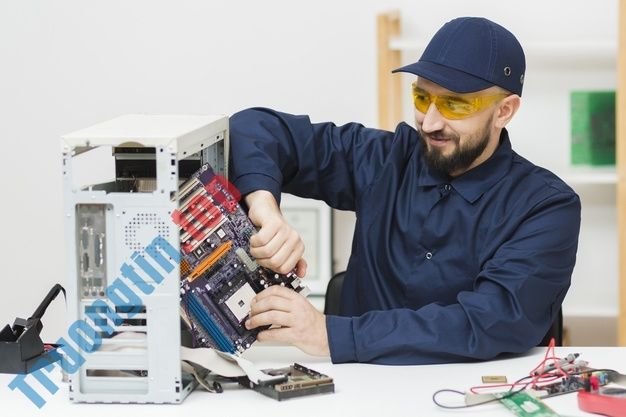 Free Photo | Front view man repairing a computer