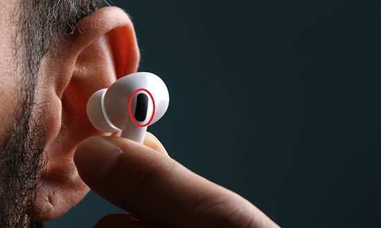 Tấm&nbsp;lưới&nbsp;đen&nbsp;tiếp&nbsp;xúc&nbsp;với&nbsp;tai&nbsp;