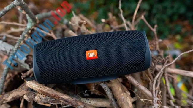 Loa&nbsp;JBL&nbsp;Charge&nbsp;4&nbsp;lớn&nbsp;và&nbsp;nặng&nbsp;hơn&nbsp;một&nbsp;chút&nbsp;so&nbsp;với&nbsp;phiên&nbsp;bản&nbsp;trước