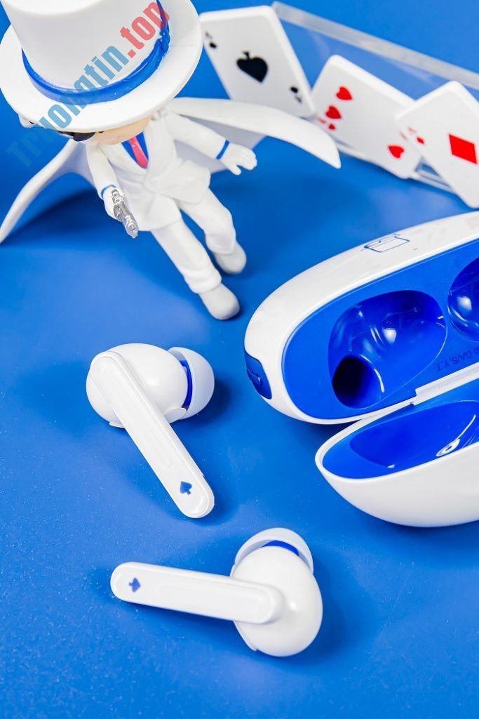 Cận&nbsp;cảnh&nbsp;OPPO&nbsp;Enco&nbsp;Free&nbsp;2&nbsp;phiên&nbsp;bản&nbsp;đặc&nbsp;biệt&nbsp;trong&nbsp;bộ&nbsp;sưu&nbsp;tập&nbsp;OPPO&nbsp;x&nbsp;Detective&nbsp;Conan&nbsp;với&nbsp;giá&nbsp;bán&nbsp;không&nbsp;đổi&nbsp;2,1&nbsp;triệu&nbsp;đồng