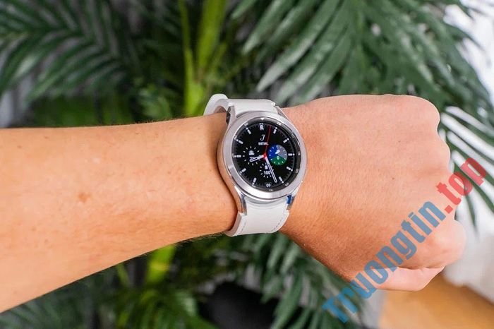 Trên&nbsp;tay&nbsp;Samsung&nbsp;Galaxy&nbsp;Watch4&nbsp;Classic