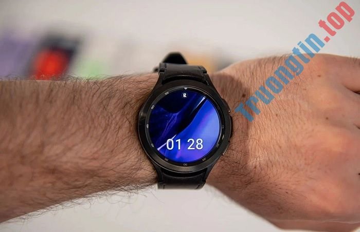 Trên&nbsp;tay&nbsp;Samsung&nbsp;Galaxy&nbsp;Watch4&nbsp;Classic