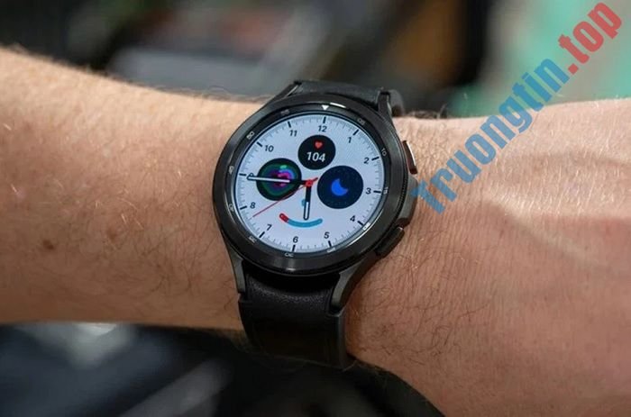 Trên&nbsp;tay&nbsp;Samsung&nbsp;Galaxy&nbsp;Watch4&nbsp;Classic
