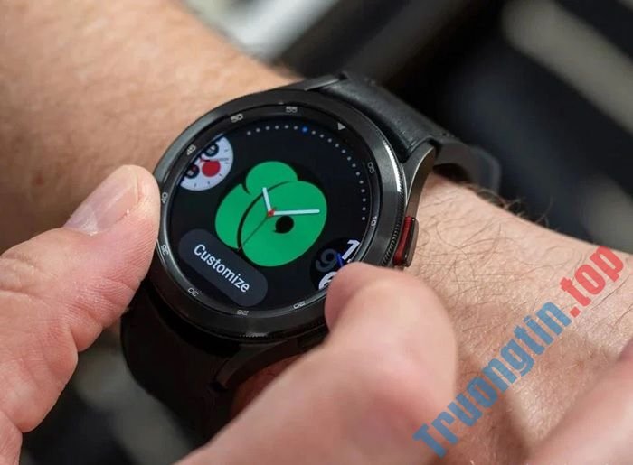 Trên&nbsp;tay&nbsp;Samsung&nbsp;Galaxy&nbsp;Watch4&nbsp;Classic