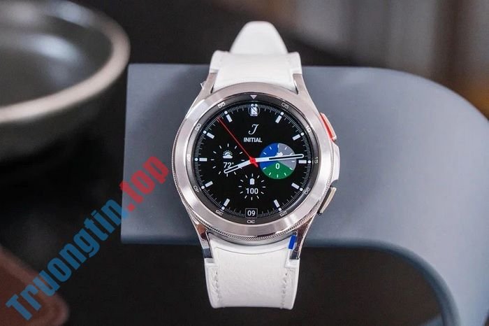 Trên&nbsp;tay&nbsp;Samsung&nbsp;Galaxy&nbsp;Watch4&nbsp;Classic