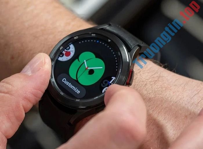 Trên&nbsp;tay&nbsp;Samsung&nbsp;Galaxy&nbsp;Watch4&nbsp;Classic