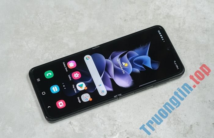 Trên tay Galaxy Z Flip3 5G – Thiết kế nhỏ gọn, sành điệu, mạnh mẽ với giá bán khá mềm 1 Trên tay Galaxy Z Flip3 5G – Thiết kế nhỏ gọn, sành điệu, mạnh mẽ với giá bán khá mềm