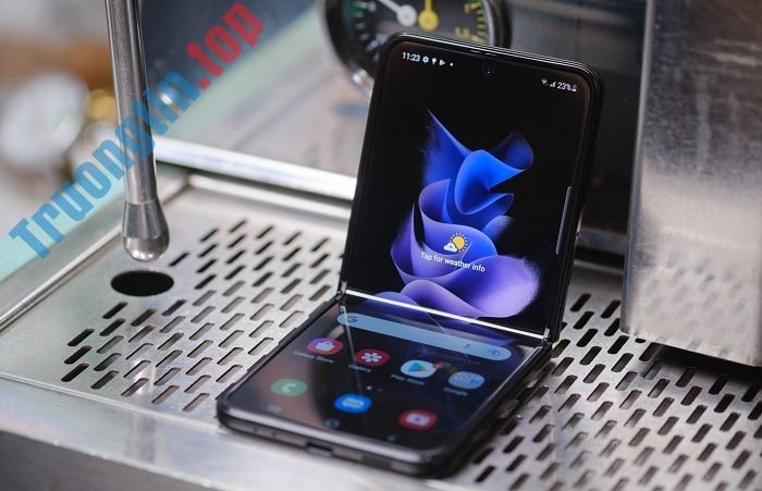Trên tay Galaxy Z Flip3 5G – Thiết kế nhỏ gọn, sành điệu, mạnh mẽ với giá bán khá mềm 10 Trên tay Galaxy Z Flip3 5G – Thiết kế nhỏ gọn, sành điệu, mạnh mẽ với giá bán khá mềm