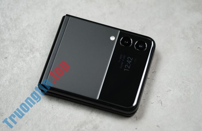Trên tay Galaxy Z Flip3 5G – Thiết kế nhỏ gọn, sành điệu, mạnh mẽ với giá bán khá mềm 2 Trên tay Galaxy Z Flip3 5G – Thiết kế nhỏ gọn, sành điệu, mạnh mẽ với giá bán khá mềm