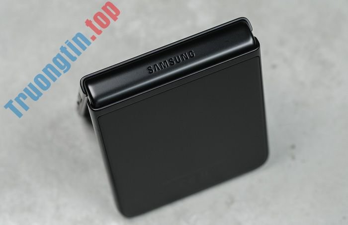 Trên tay Galaxy Z Flip3 5G – Thiết kế nhỏ gọn, sành điệu, mạnh mẽ với giá bán khá mềm 3 Trên tay Galaxy Z Flip3 5G – Thiết kế nhỏ gọn, sành điệu, mạnh mẽ với giá bán khá mềm