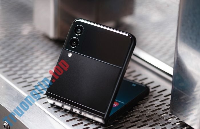 Trên tay Galaxy Z Flip3 5G – Thiết kế nhỏ gọn, sành điệu, mạnh mẽ với giá bán khá mềm 5 Trên tay Galaxy Z Flip3 5G – Thiết kế nhỏ gọn, sành điệu, mạnh mẽ với giá bán khá mềm