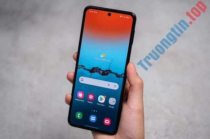 Trên tay Galaxy Z Flip3 5G – Thiết kế nhỏ gọn, sành điệu, mạnh mẽ với giá bán khá mềm 6 Trên tay Galaxy Z Flip3 5G – Thiết kế nhỏ gọn, sành điệu, mạnh mẽ với giá bán khá mềm