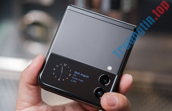 Trên tay Galaxy Z Flip3 5G – Thiết kế nhỏ gọn, sành điệu, mạnh mẽ với giá bán khá mềm 7 Trên tay Galaxy Z Flip3 5G – Thiết kế nhỏ gọn, sành điệu, mạnh mẽ với giá bán khá mềm