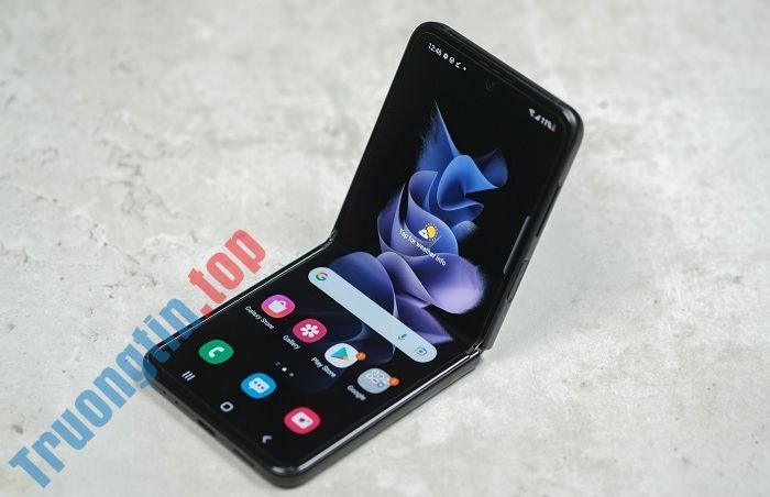 Trên tay Galaxy Z Flip3 5G – Thiết kế nhỏ gọn, sành điệu, mạnh mẽ với giá bán khá mềm 8 Trên tay Galaxy Z Flip3 5G – Thiết kế nhỏ gọn, sành điệu, mạnh mẽ với giá bán khá mềm