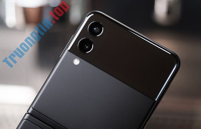 Trên tay Galaxy Z Flip3 5G – Thiết kế nhỏ gọn, sành điệu, mạnh mẽ với giá bán khá mềm 9 Trên tay Galaxy Z Flip3 5G – Thiết kế nhỏ gọn, sành điệu, mạnh mẽ với giá bán khá mềm