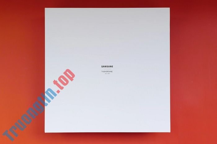 Mở hộp Galaxy Z Flip3 5G Thom Browne Edition: Dành cho những cô nàng sành điệu, giá “sương sương” 57 triệu đồng 1 Mở hộp Galaxy Z Flip3 5G Thom Browne Edition: Dành cho những cô nàng sành điệu, giá “sương sương” 57 triệu đồng