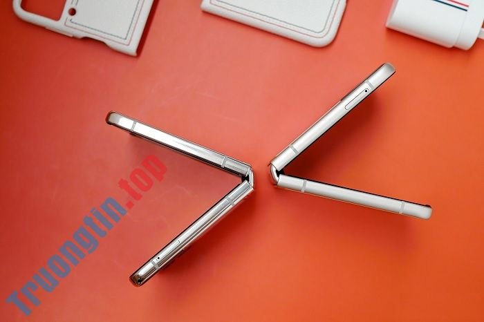 Mở hộp Galaxy Z Flip3 5G Thom Browne Edition: Dành cho những cô nàng sành điệu, giá “sương sương” 57 triệu đồng 10 Mở hộp Galaxy Z Flip3 5G Thom Browne Edition: Dành cho những cô nàng sành điệu, giá “sương sương” 57 triệu đồng