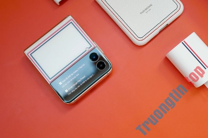 Mở hộp Galaxy Z Flip3 5G Thom Browne Edition: Dành cho những cô nàng sành điệu, giá “sương sương” 57 triệu đồng 11 Mở hộp Galaxy Z Flip3 5G Thom Browne Edition: Dành cho những cô nàng sành điệu, giá “sương sương” 57 triệu đồng