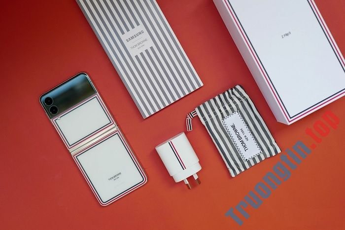 Mở hộp Galaxy Z Flip3 5G Thom Browne Edition: Dành cho những cô nàng sành điệu, giá “sương sương” 57 triệu đồng 6 Mở hộp Galaxy Z Flip3 5G Thom Browne Edition: Dành cho những cô nàng sành điệu, giá “sương sương” 57 triệu đồng