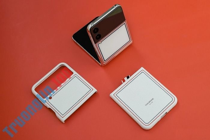 Mở hộp Galaxy Z Flip3 5G Thom Browne Edition: Dành cho những cô nàng sành điệu, giá “sương sương” 57 triệu đồng 8 Mở hộp Galaxy Z Flip3 5G Thom Browne Edition: Dành cho những cô nàng sành điệu, giá “sương sương” 57 triệu đồng