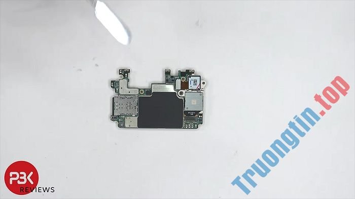 PBKreviews&nbsp;tiếp&nbsp;tục&nbsp;tung&nbsp;video&nbsp;“phẫu&nbsp;thuật”&nbsp;và&nbsp;khám&nbsp;phá&nbsp;bên&nbsp;trong&nbsp;Galaxy&nbsp;Z&nbsp;Flip3&nbsp;5G