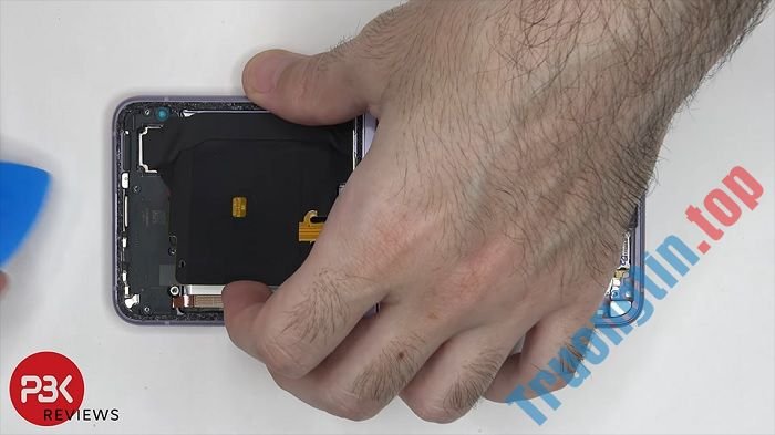PBKreviews&nbsp;tiếp&nbsp;tục&nbsp;tung&nbsp;video&nbsp;“phẫu&nbsp;thuật”&nbsp;và&nbsp;khám&nbsp;phá&nbsp;bên&nbsp;trong&nbsp;Galaxy&nbsp;Z&nbsp;Flip3&nbsp;5G