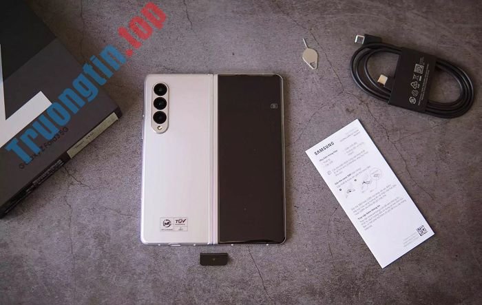 Mở hộp Galaxy Z Fold3 5G màu Bạc Phantom: Siêu phẩm hội tụ nhiều công nghệ và tính năng đỉnh nhất của Samsung 2 Mở hộp Galaxy Z Fold3 5G màu Bạc Phantom: Siêu phẩm hội tụ nhiều công nghệ và tính năng đỉnh nhất của Samsung