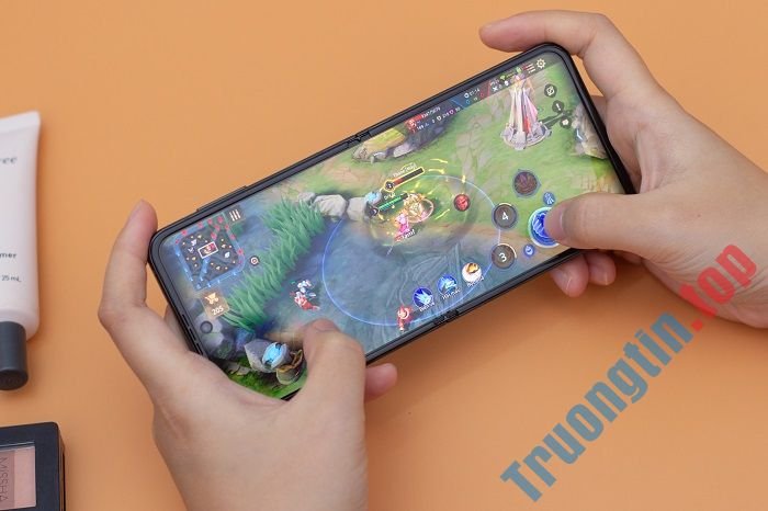 Galaxy Z Flip3 5G có gì đặc biệt để thuyết phục người dùng xuống tiền? 4 Galaxy Z Flip3 5G có gì đặc biệt để thuyết phục người dùng xuống tiền?