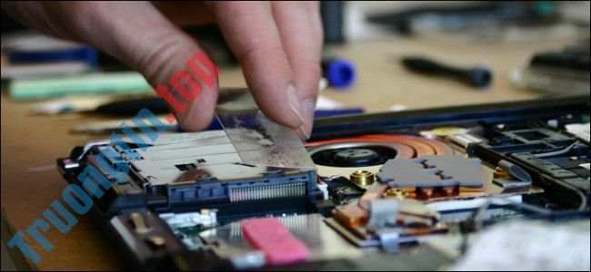 Làm&nbsp;thế&nbsp;nào&nbsp;để&nbsp;“cứu”&nbsp;laptop&nbsp;khi&nbsp;bị&nbsp;nước&nbsp;vào?