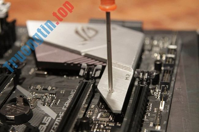 Làm&nbsp;thế&nbsp;nào&nbsp;để&nbsp;cài&nbsp;đặt&nbsp;ổ&nbsp;cứng&nbsp;SSD&nbsp;NVMe&nbsp;M.2?