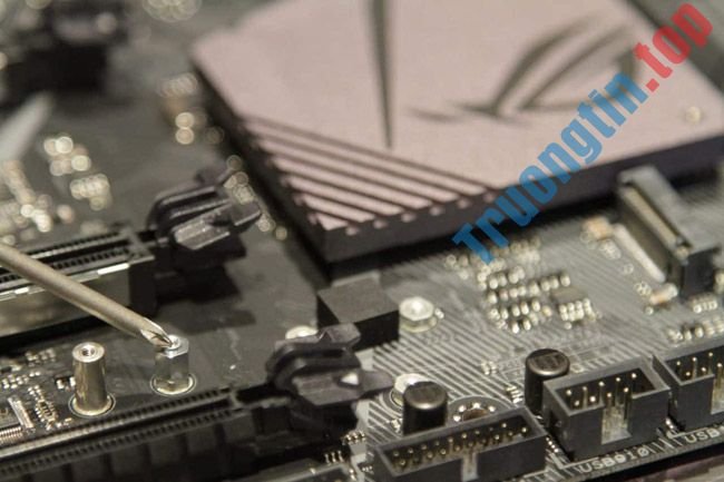 Làm&nbsp;thế&nbsp;nào&nbsp;để&nbsp;cài&nbsp;đặt&nbsp;ổ&nbsp;cứng&nbsp;SSD&nbsp;NVMe&nbsp;M.2?